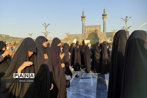حضور هزاران نفر از زائران و مجاوران امام رضا (ع) در مراسم قرائت دعای عرفه