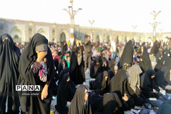 حضور هزاران نفر از زائران و مجاوران امام رضا (ع) در مراسم قرائت دعای عرفه