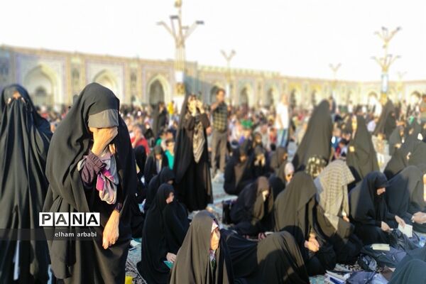 حضور هزاران نفر از زائران و مجاوران امام رضا (ع) در مراسم قرائت دعای عرفه