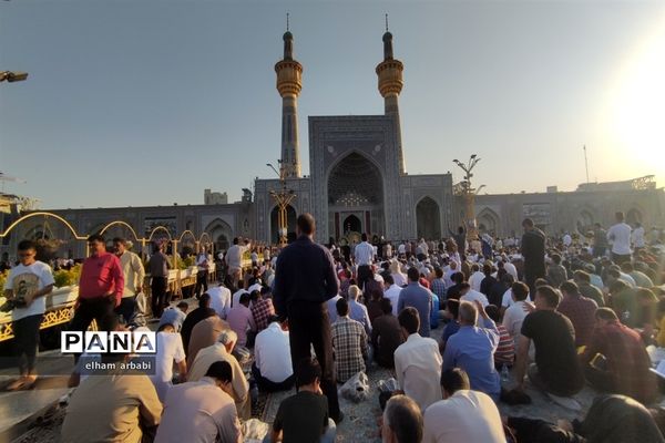 حضور هزاران نفر از زائران و مجاوران امام رضا (ع) در مراسم قرائت دعای عرفه