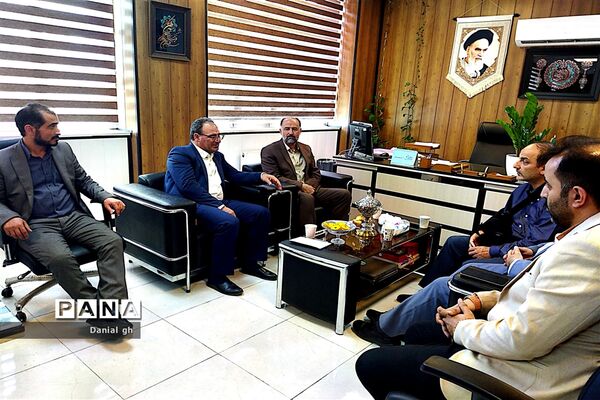 نشست صمیمانه دانش‌آموزان عضو گروه اندیشه‌‌ورزان سازمان دانش‌آموزی شهر تهران با سرپرست مدیریت منطقه 12
