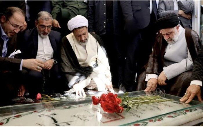 ادای احترام آیت الله رئیسی به مقام شهید حاج قاسم سلیمانی
