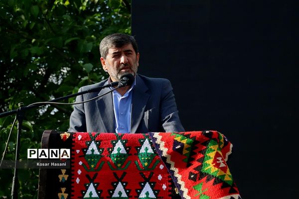 برداشت رز دمشقی در روستای عنصرود تبریز