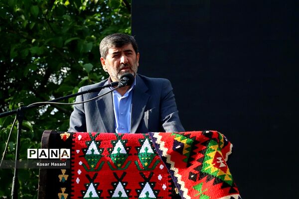 برداشت رز دمشقی در روستای عنصرود تبریز