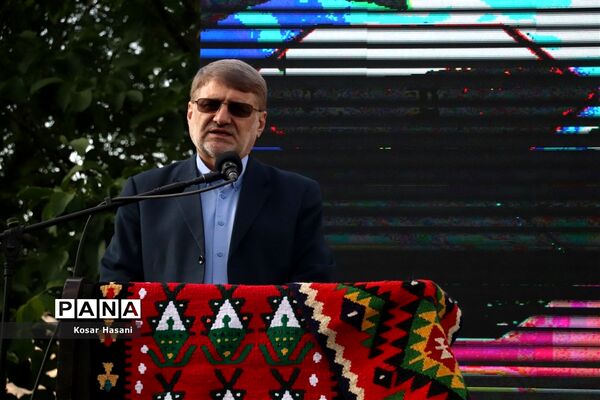 برداشت رز دمشقی در روستای عنصرود تبریز