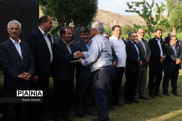 برداشت رز دمشقی در روستای عنصرود تبریز