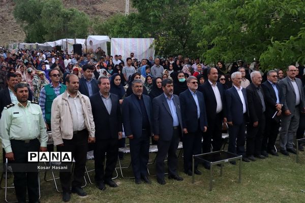برداشت رز دمشقی در روستای عنصرود تبریز