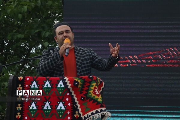 برداشت رز دمشقی در روستای عنصرود تبریز