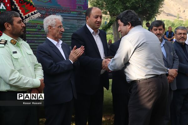برداشت رز دمشقی در روستای عنصرود تبریز