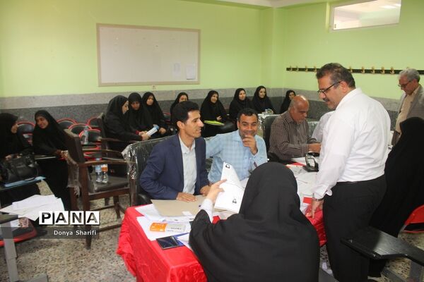 بازدید معاون پژوهش، برنامه‌ریزی و توسعه منابع انسانی آموزش و پرورش استان بوشهر از روند بررسی مدارک آزمون استخدامی
