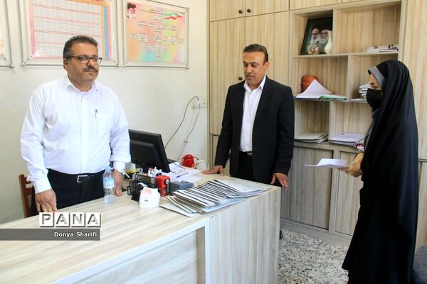 بازدید معاون پژوهش، برنامه‌ریزی و توسعه منابع انسانی آموزش و پرورش استان بوشهر از روند بررسی مدارک آزمون استخدامی