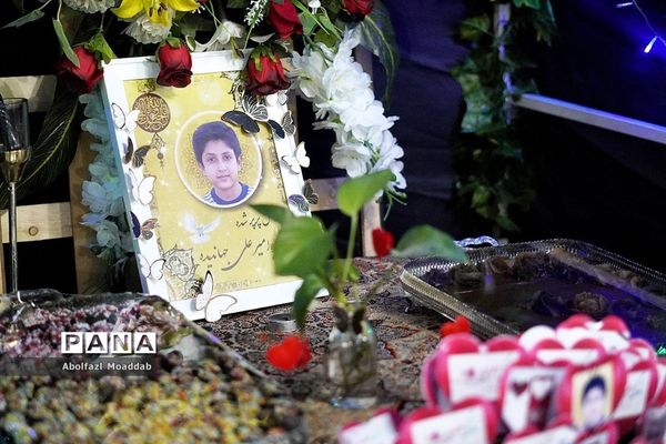 مراسم ترحیم دانش‌آموز قهرمان کاشمری