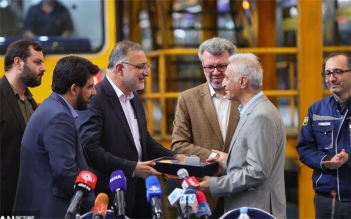 تجلیل از خبرنگار پیشکسوت شهری در حاشیه نشست شهردار تهران