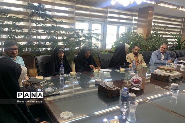 نشست صمیمی  مدیرکل آموزش و پرورش شهر تهران با نمایندگان مجلس دانش‌آموزی شهر تهران