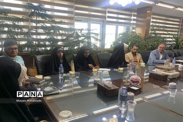 نشست صمیمی  مدیرکل آموزش و پرورش شهر تهران با نمایندگان مجلس دانش‌آموزی شهر تهران