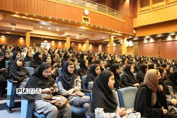 آیین تجلیل از برگزیدگان چهل و یکمین جشنواره فرهنگی هنری ناحیه۶