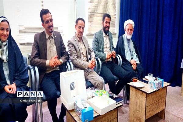 دیدار دانش‌آموزان نخبه قرآنی با امام جمعه شهرستان قرچک