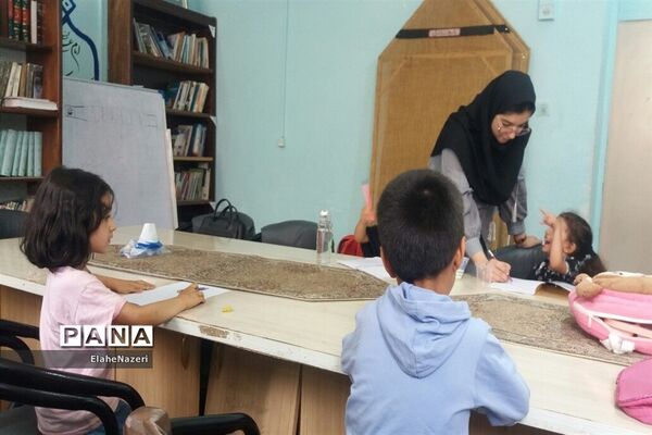 استقبال دانش‌آموزان از کلاس‌های کانون شهیدان گوهری خلیل‌آباد