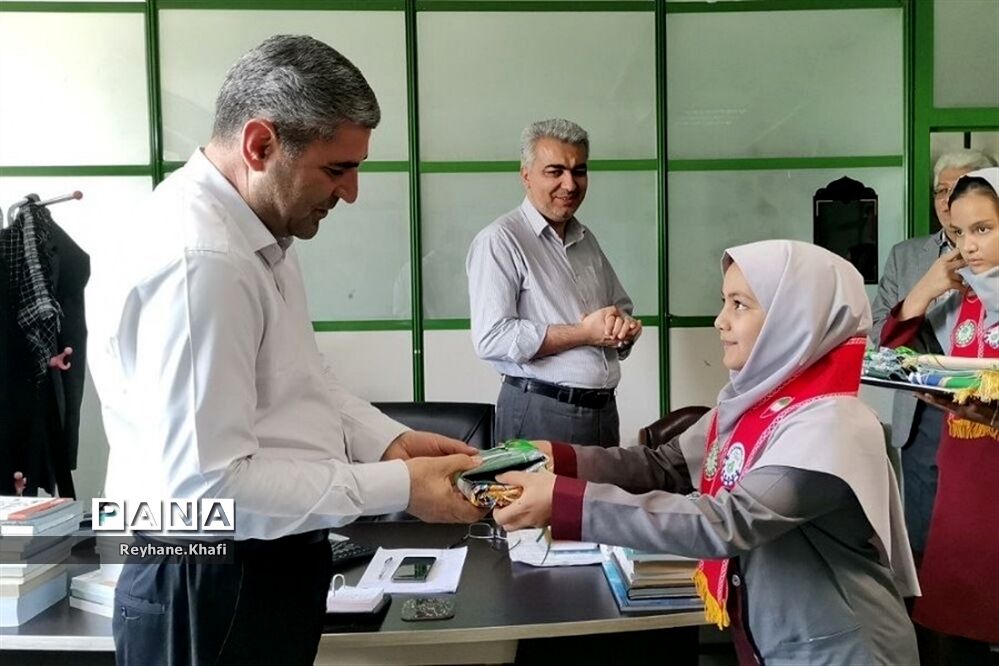 ‌تقدیر از کارمندان  معاونت آموزش متوسطه اداره‌کل امور شاهد و ایثارگران به‌مناسبت عید غدیرخم