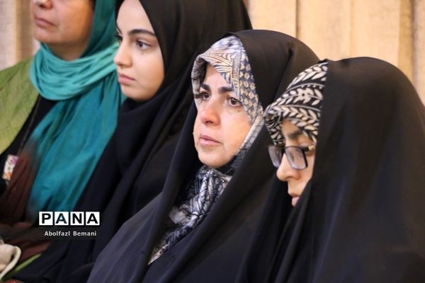 رونمایی از کتاب «درخت تنها» در قم