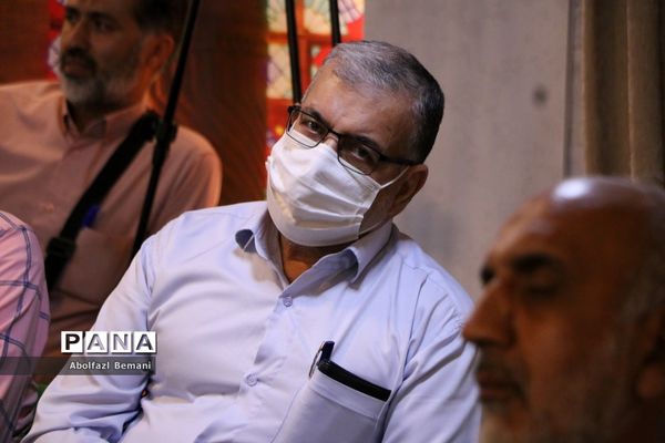 رونمایی از کتاب «درخت تنها» در قم