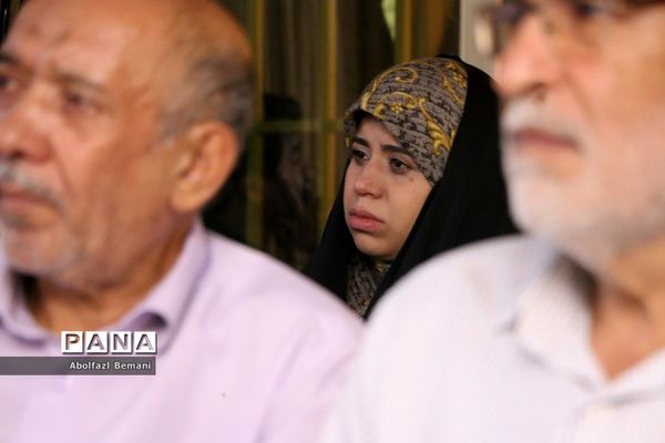 رونمایی از کتاب «درخت تنها» در قم