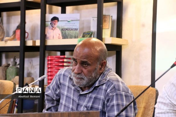 رونمایی از کتاب «درخت تنها» در قم