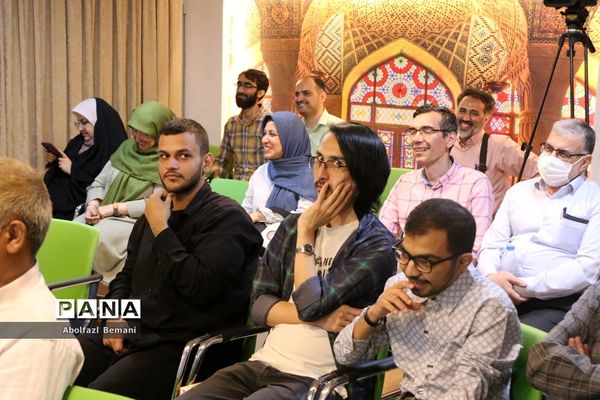 رونمایی از کتاب «درخت تنها» در قم