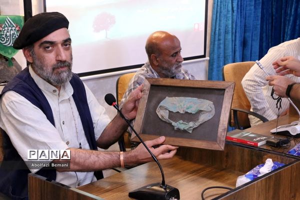 رونمایی از کتاب «درخت تنها» در قم