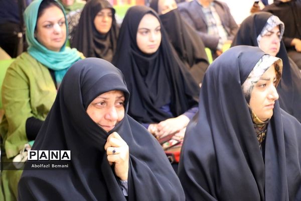 رونمایی از کتاب «درخت تنها» در قم