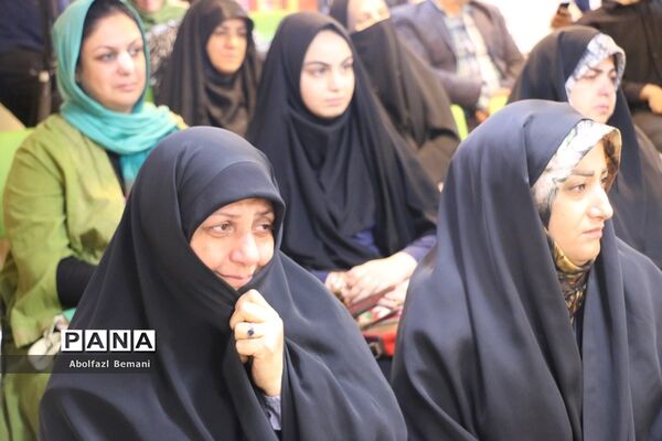 رونمایی از کتاب «درخت تنها» در قم