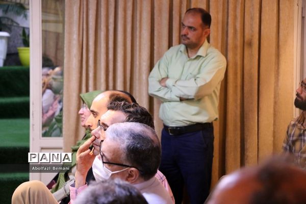 رونمایی از کتاب «درخت تنها» در قم