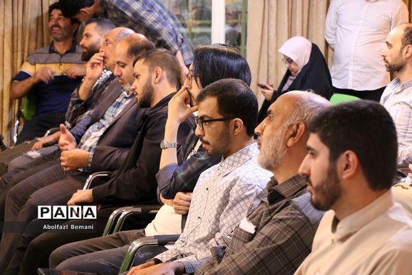 رونمایی از کتاب «درخت تنها» در قم