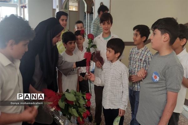 برگزاری جشن عید غدیر توسط دانش‌آموزان در اداره آموزش و پرورش منطقه۲