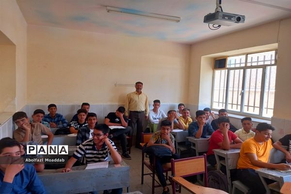 پایگاه آموزش تقویتی کلاس‌های جبرانی متوسطه اول در کاشمر