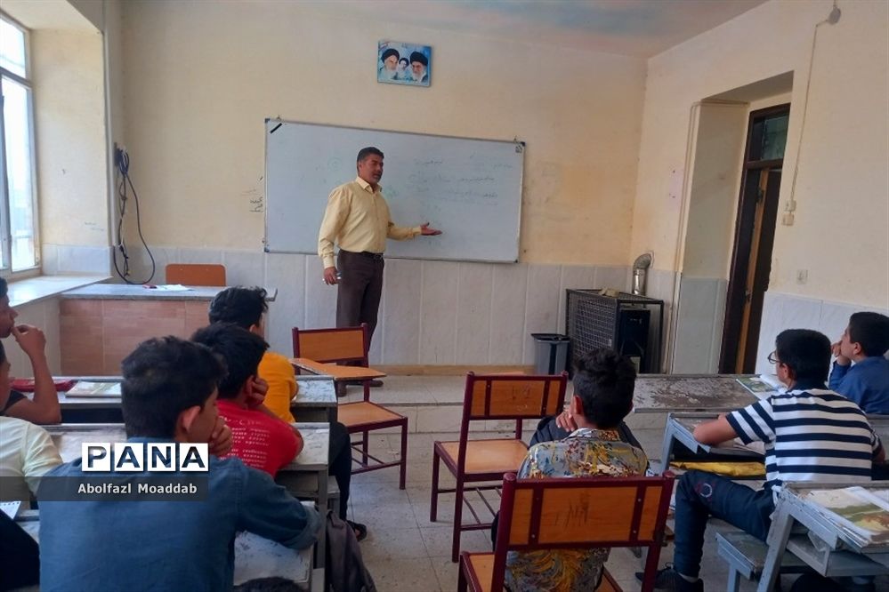 پایگاه آموزش تقویتی کلاس‌های جبرانی متوسطه اول در کاشمر