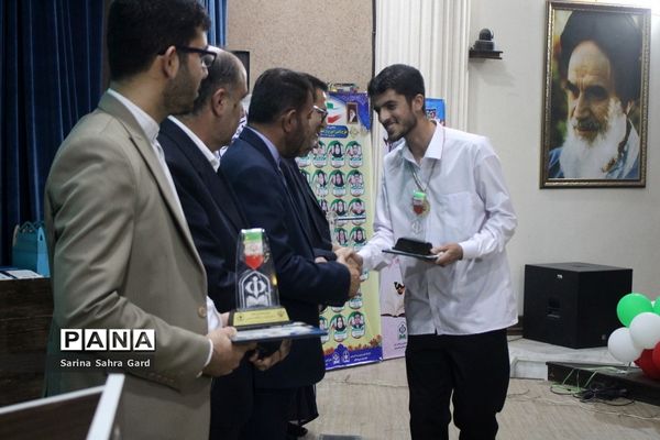 تجلیل از دانش‌آموزان منتخبین دومین دوره طرح دانش‌آموز تراز انقلاب اسلامی در بوشهر