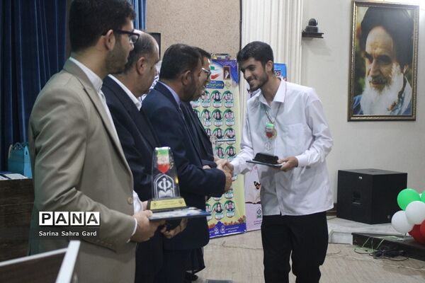 تجلیل از دانش‌آموزان منتخبین دومین دوره طرح دانش‌آموز تراز انقلاب اسلامی در بوشهر