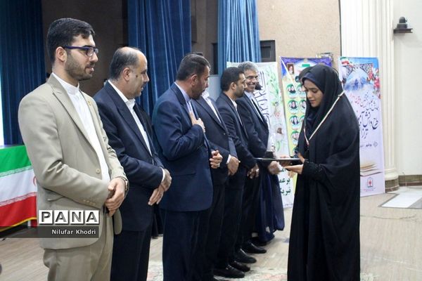 تجلیل از دانش‌آموزان منتخبین دومین دوره طرح دانش‌آموز تراز انقلاب اسلامی در بوشهر