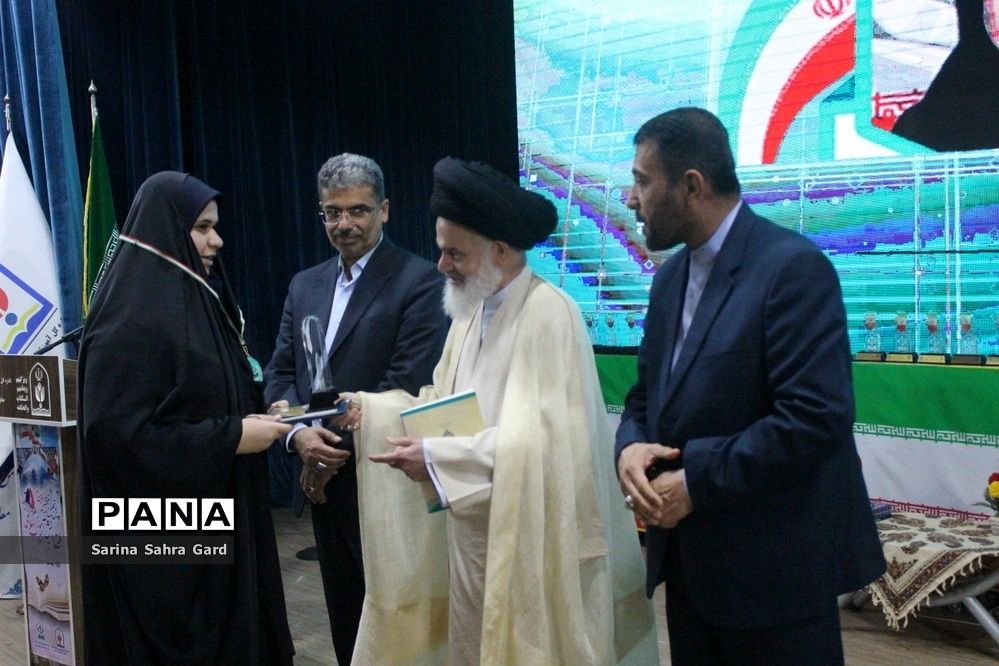 تجلیل از دانش‌آموزان منتخبین دومین دوره طرح دانش‌آموز تراز انقلاب اسلامی در بوشهر