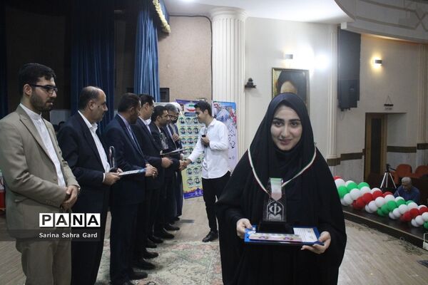 تجلیل از دانش‌آموزان منتخبین دومین دوره طرح دانش‌آموز تراز انقلاب اسلامی در بوشهر