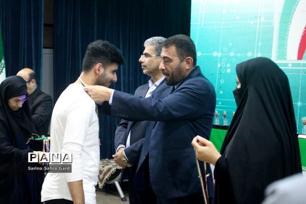 تجلیل از دانش‌آموزان منتخبین دومین دوره طرح دانش‌آموز تراز انقلاب اسلامی در بوشهر