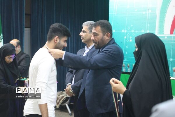 تجلیل از دانش‌آموزان منتخبین دومین دوره طرح دانش‌آموز تراز انقلاب اسلامی در بوشهر
