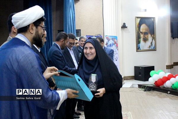 تجلیل از روسا، معاونان و کارشناسان امور تربیتی استان بوشهر در همایش منتخبین طرح دانش‌آموز تراز انقلاب اسلامی