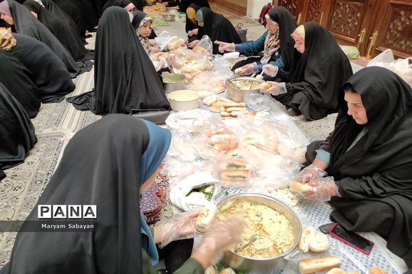 پویش میزبانی از زائران حرم مطهر حضرت احمد بن موسی توسط دانش‌آموزان