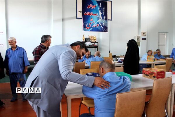 بازدید از بیمارستان روانپزشکی امام خمینی (ره) و اهدای شاخه گل به سیدین جانباز