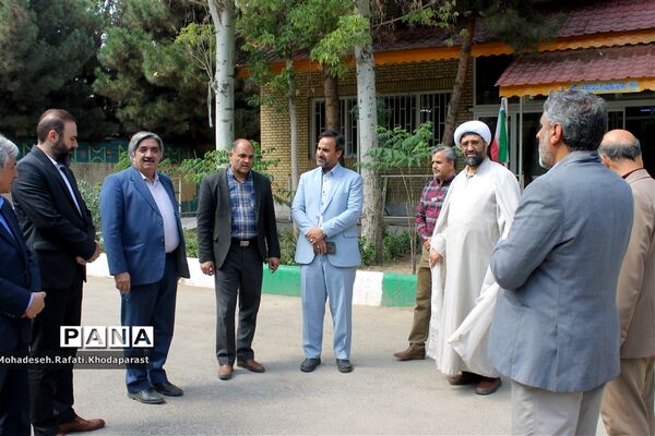 بازدید از بیمارستان روانپزشکی امام خمینی (ره) و اهدای شاخه گل به سیدین جانباز