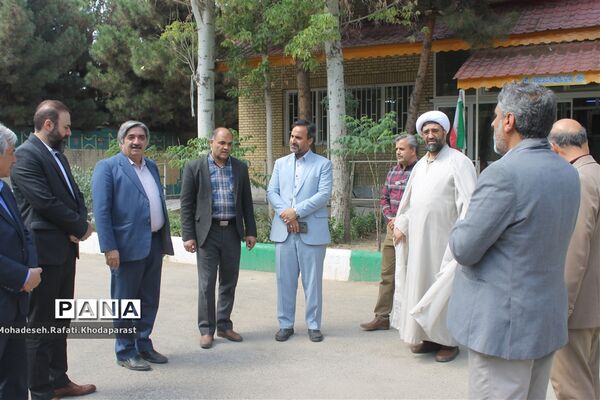 بازدید از بیمارستان روانپزشکی امام خمینی (ره) و اهدای شاخه گل به سیدین جانباز