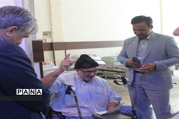 بازدید از بیمارستان روانپزشکی امام خمینی (ره) و اهدای شاخه گل به سیدین جانباز