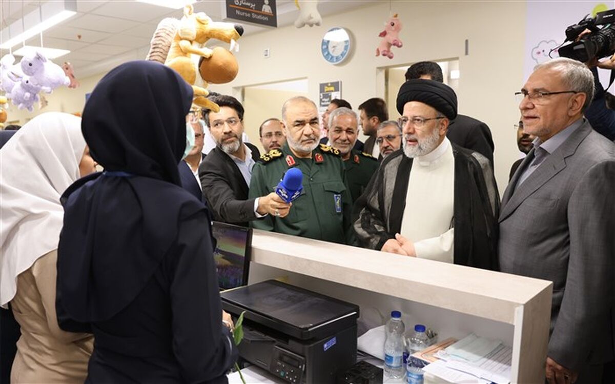 بازدید آیت الله رئیسی از بخش‌های مختلف کلان بیمارستان غدیر